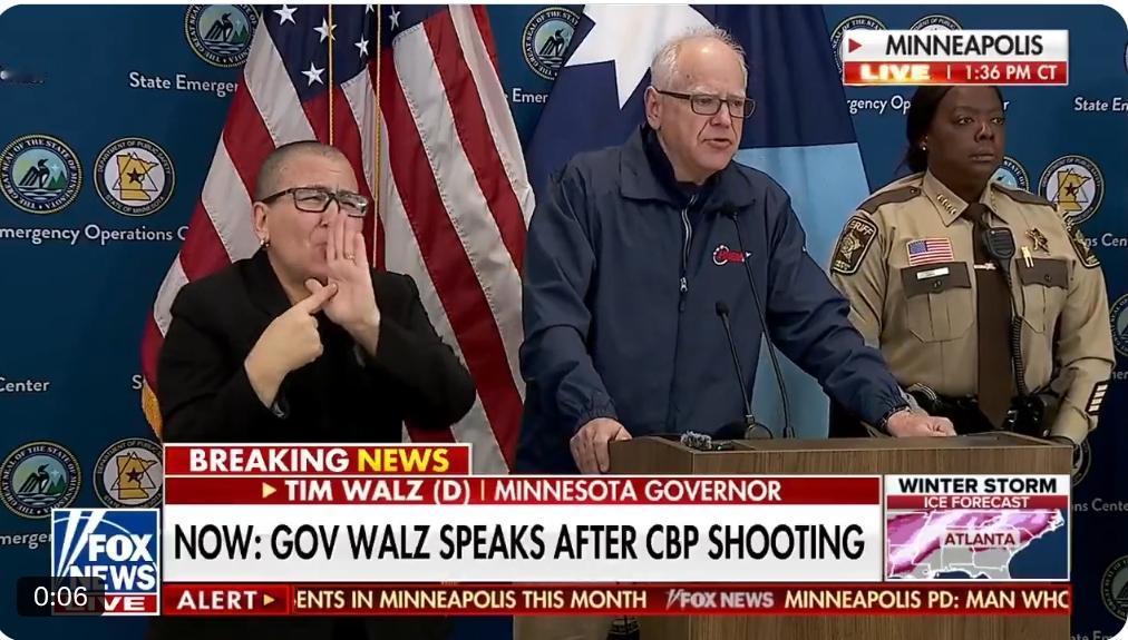 美国明尼苏达州长蒂姆·沃尔兹24日在新闻发布会上呼吁特朗普政府从明尼阿波利斯撤出