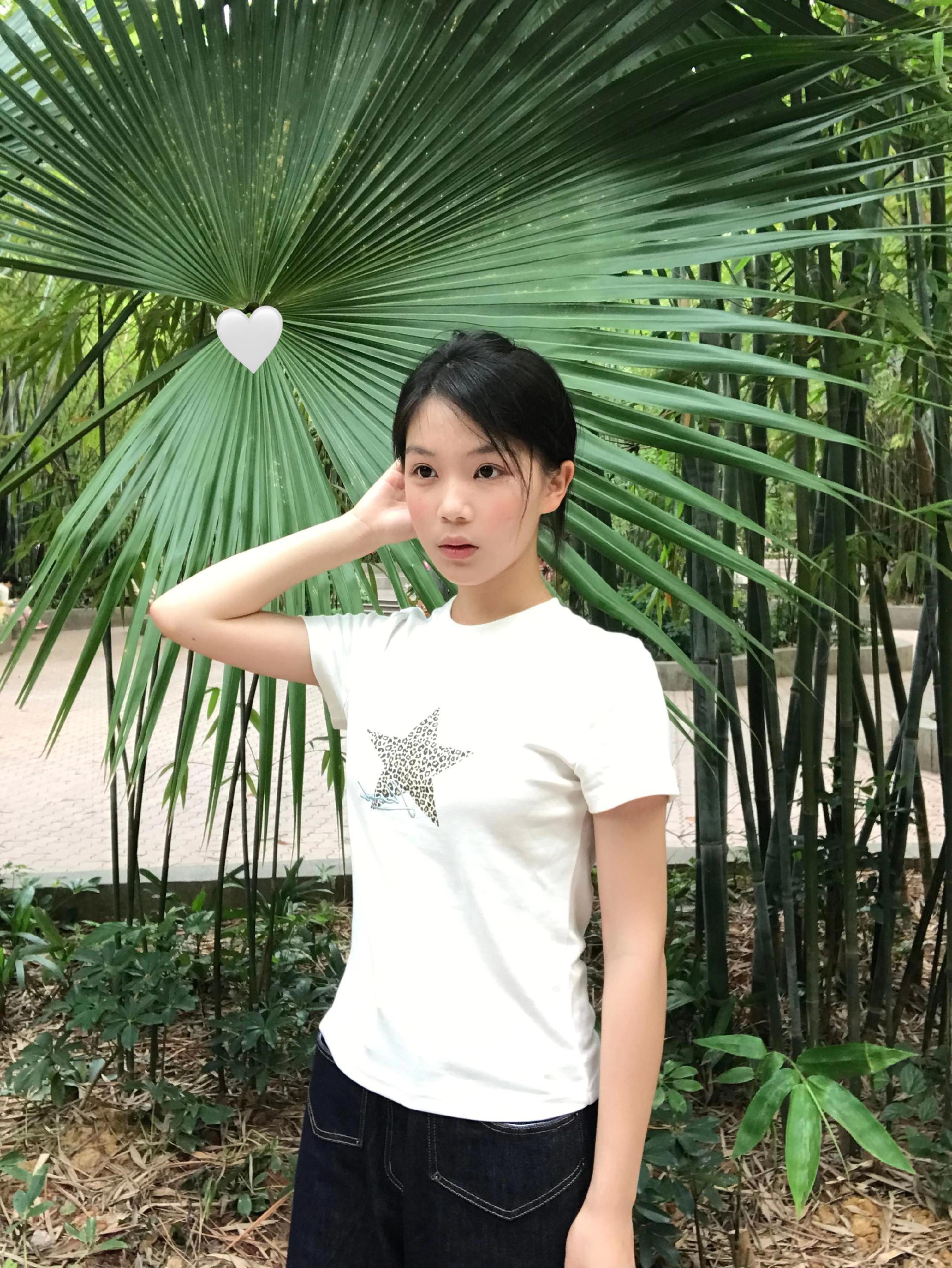 好想发呆 静坐 咀嚼 看天 把所有没有意义的事都郑重其事的做一遍