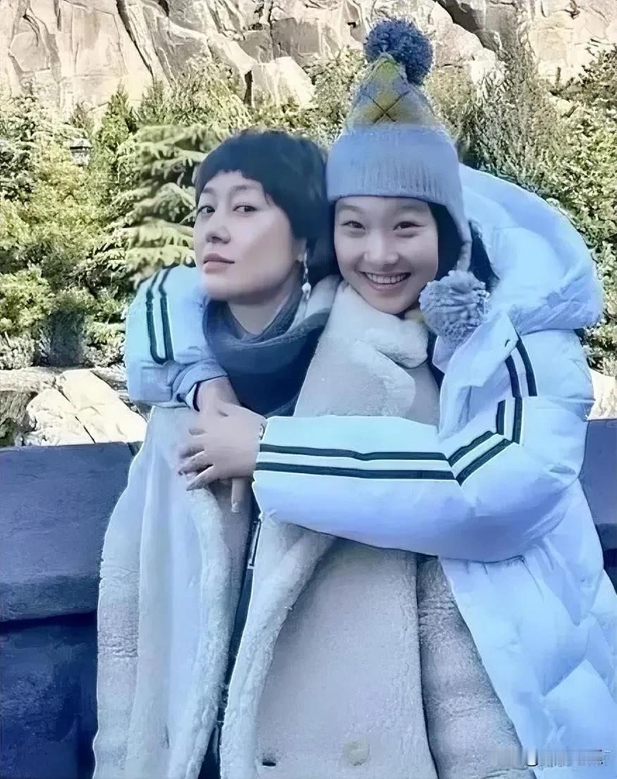 马伊琍和大女儿文爱马在一起格外的开心， 女儿轻轻的靠在了妈妈的肩膀上，脸上洋溢着