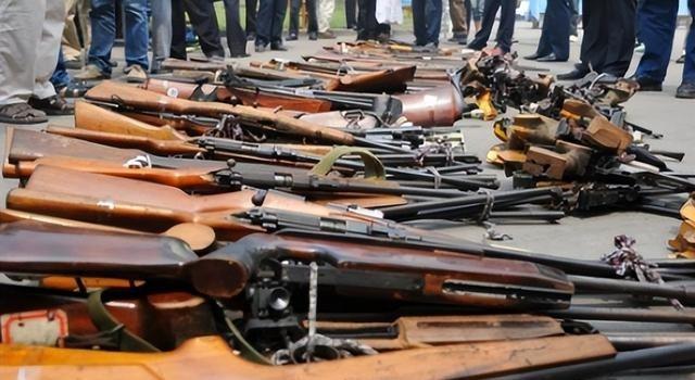 90年代的沉痛教训，让曾经全民皆兵的中国，发展为如今的全民禁枪
咱们把时间轴拨回