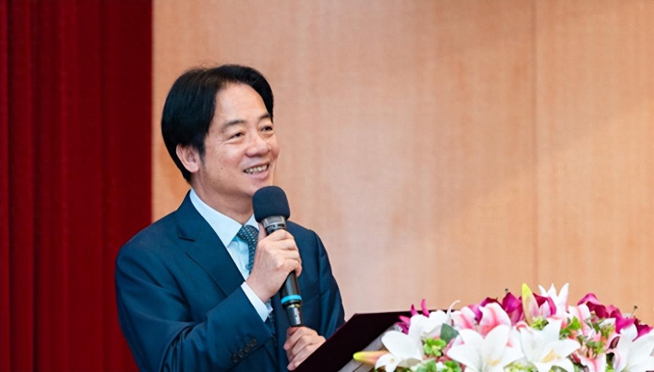 赖清德的“台独”是摆在台面上的麻烦，人人喊打。可要是换上个蒋万安，嘴上喊着和平，