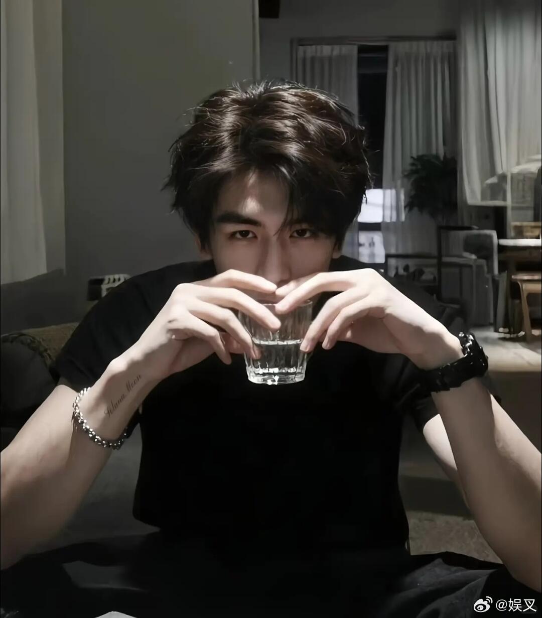 老师回应放张凌赫视频防学生早恋 创新教育方式获认可，理性看待偶像，助力学生树立正