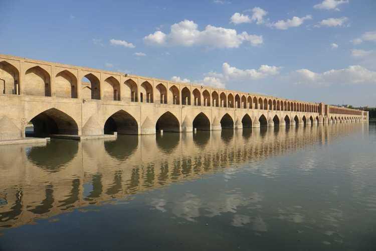 以色列空军刚炸桥，伊朗不到两天就修好了。

前脚炸弹刚落地，硝烟还没散干净，后脚