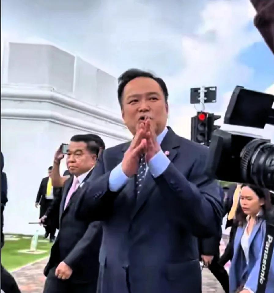 根据泰媒有关消息报道：泰国总理阿努廷紧急返回泰国，向全国民众道歉，引发了广泛关注