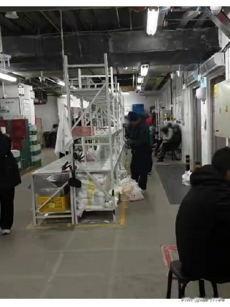 今天看了由王潇写的“日行三万步在分拣仓争分夺秒的年轻人”。年轻人的工作叫分拣员，