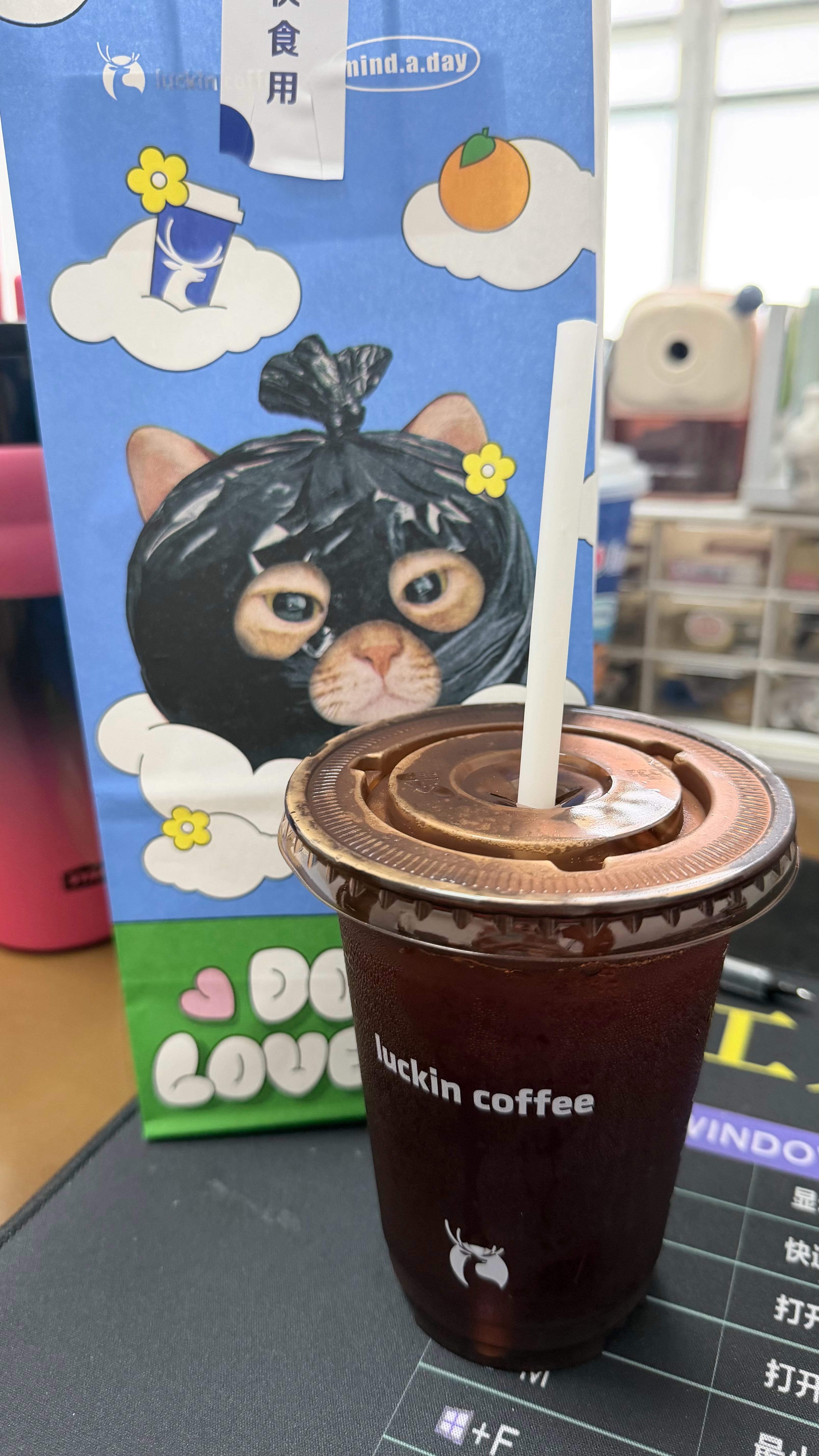 干杯干杯今天是苹果C美式➕埃塞金烘本来说换个豆子试试口感结果埃塞的杯子是固定的，