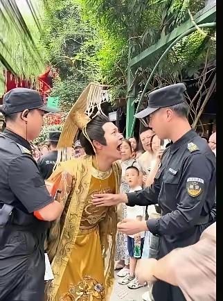 保安是怕丢饭碗吧！

谁能想到知名演员进场彩排，

居然被保安当场拦下，这场面属