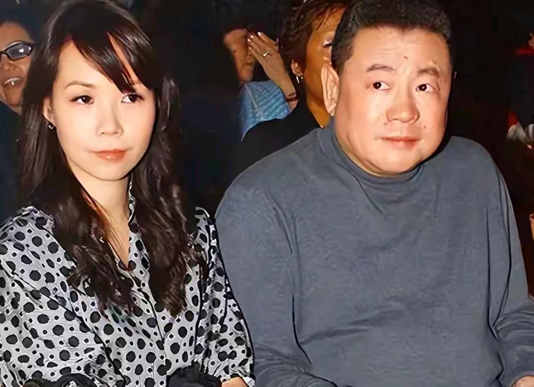 刘銮雄，这位香港著名的企业家与投资巨头，曾因其复杂的人生经历和感情生活而备受关注