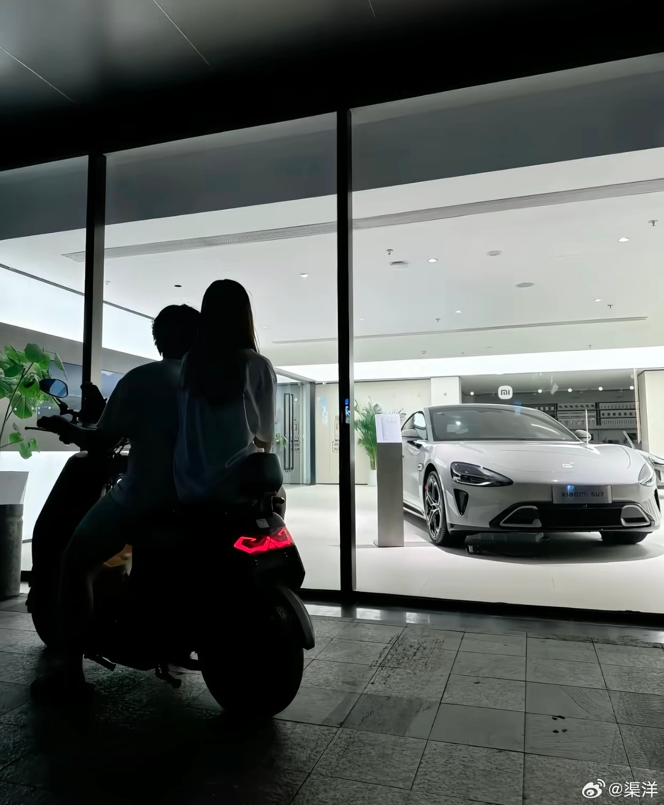 人总是执着第一眼就心动的东西。 