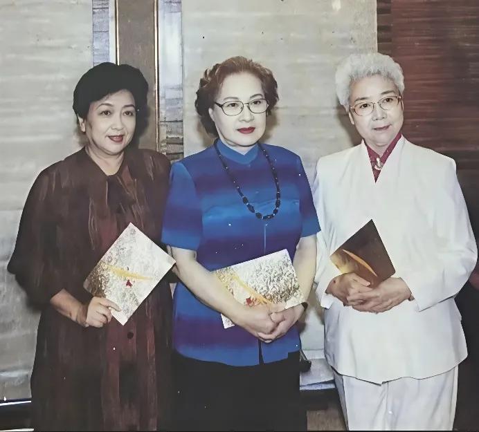 北影 上影影 八一三大女明星合影
三位塑造的林道静、林红、玉梅银幕形象堪称完美