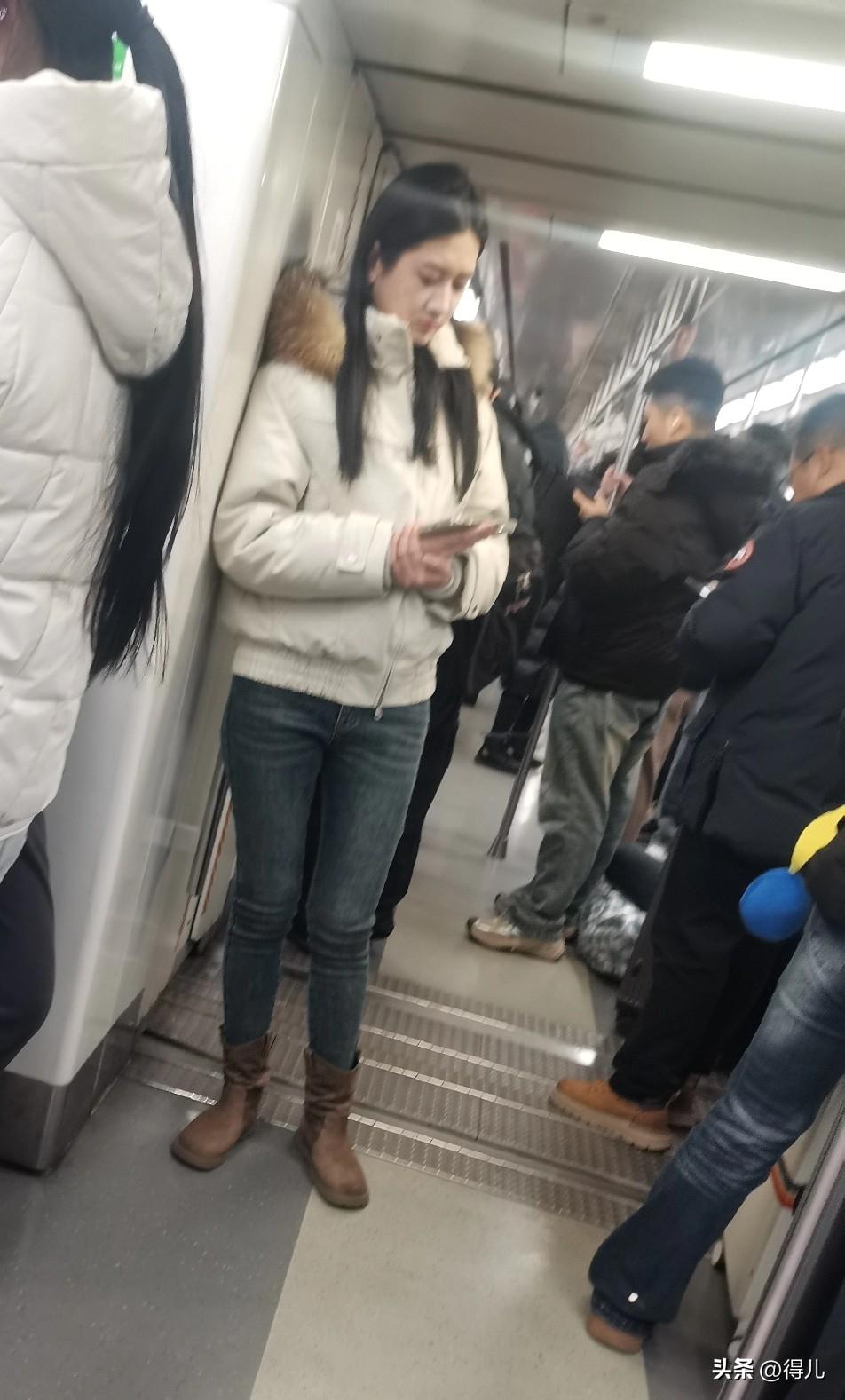！北京地铁的女孩跟模特似的。这身材，这身高比例，绝对还是可以的。