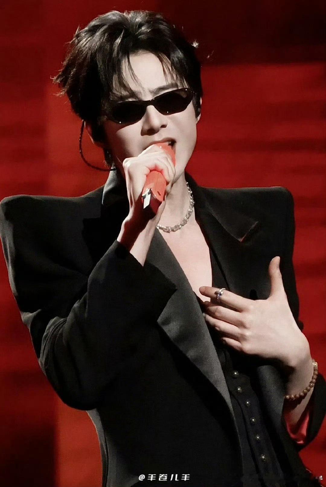 摩登兄弟刘宇宁今天是抓娃娃机刘宇宁今晚舞台直接化身抓娃娃机，玩偶撒得那叫一个欢乐