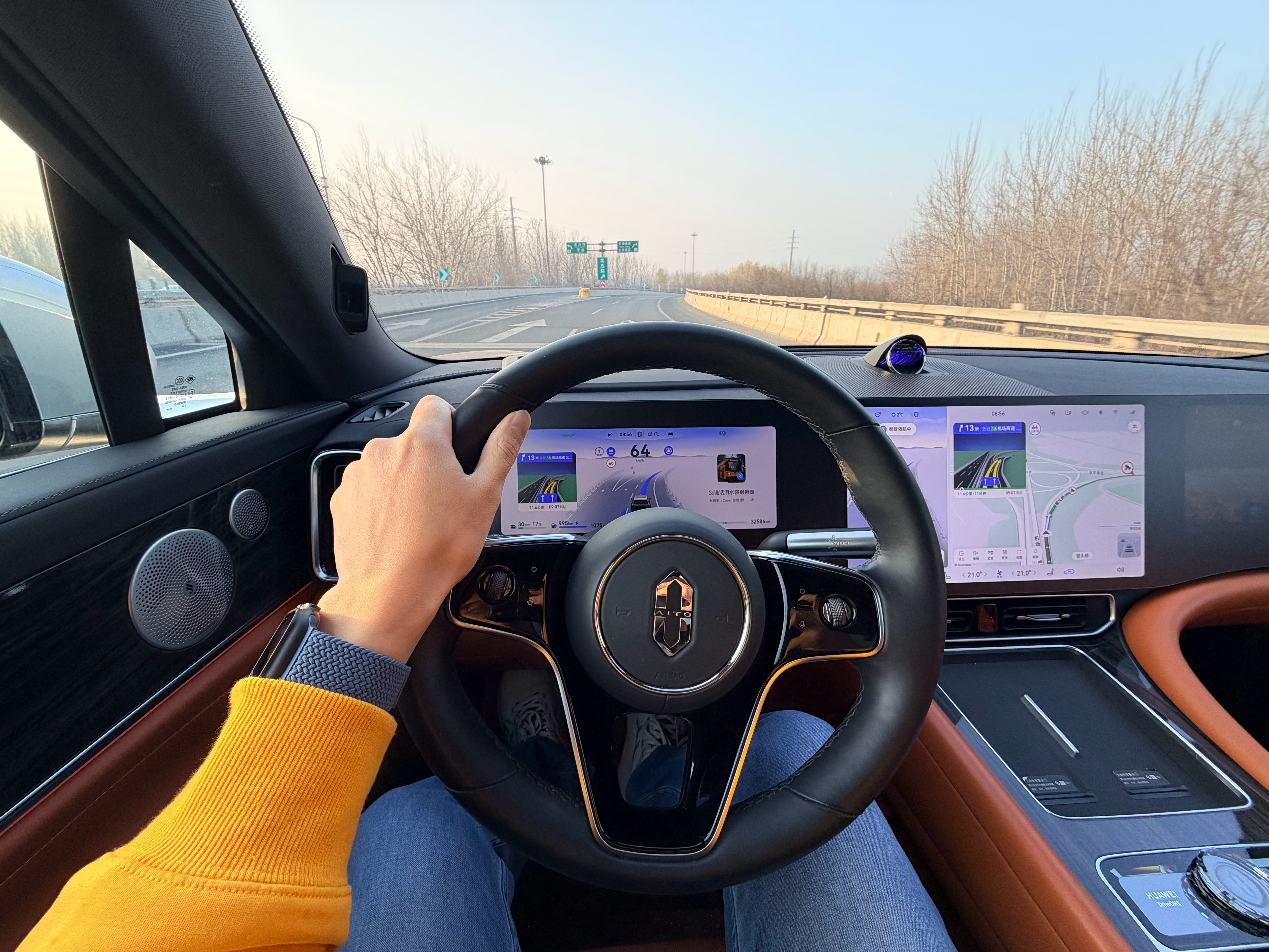 「品牌」营造出的感觉挺神奇的，开 M9就是有种潜移默化的「大哥感」；开小米有「年