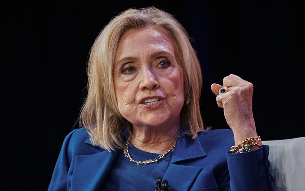 希拉里26日就爱泼斯坦案，接受众议院监督与政府改革委员会的调查问询。老娘是彻底豁