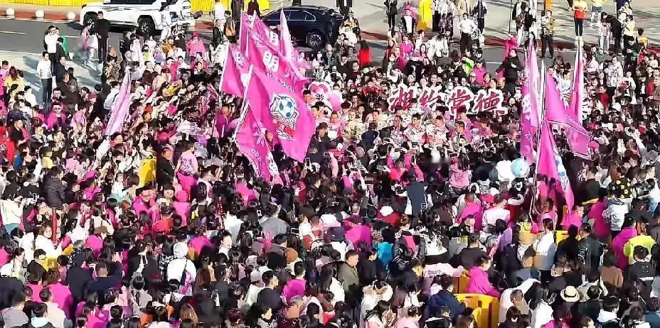 常德猛男粉决赛惜败，500万人刷屏
 
0比1输给永州那天，常德体育馆没散场。上