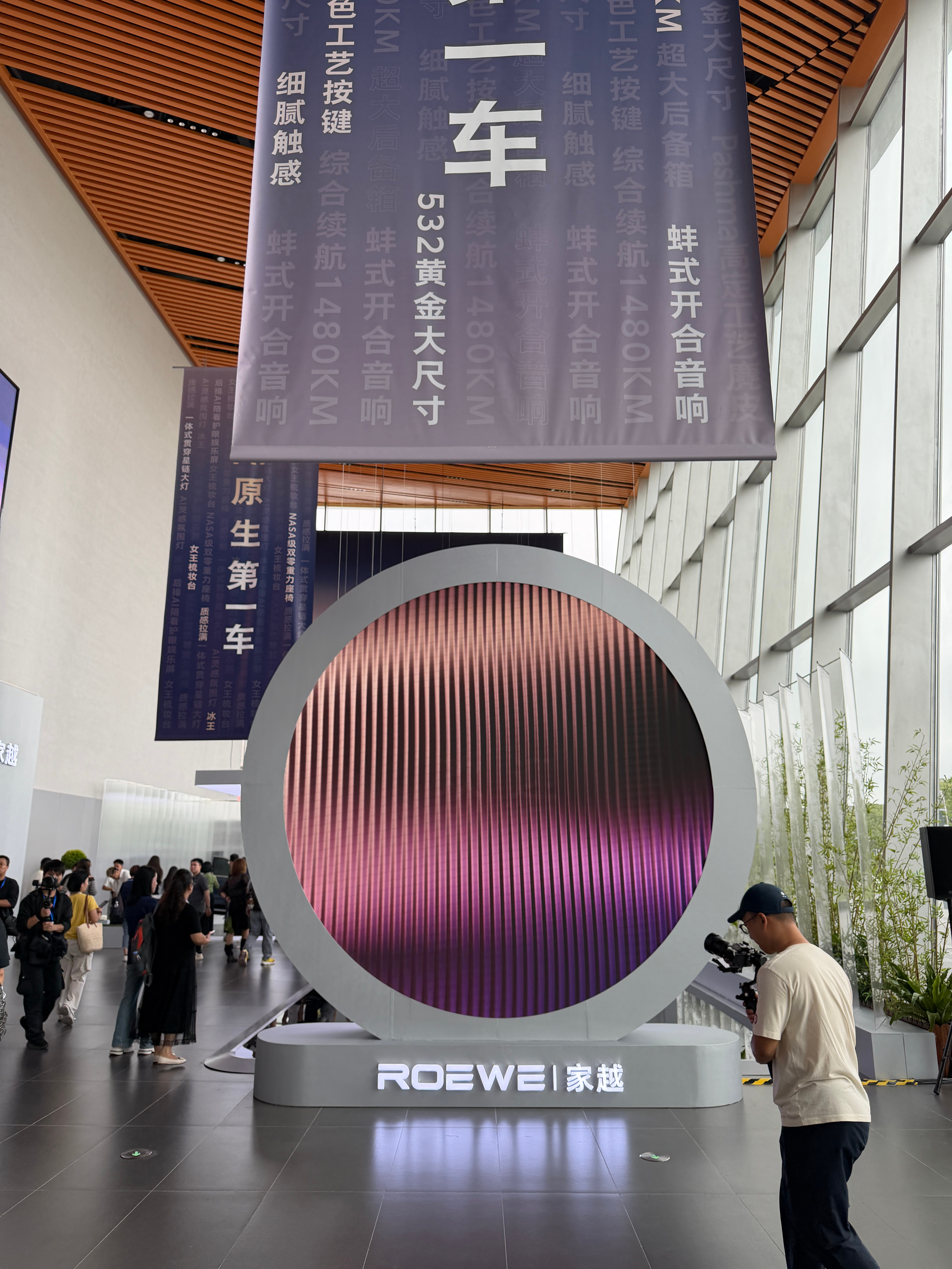 来了来了，今儿荣威家越07正式首秀，同步可以开启盲定。AI原生第一车家越07首秀