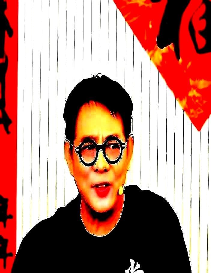 7亿的《镖人》剧组，吴京第一个电话打给他，他却拒了。
 
李连杰直播时半开玩笑地