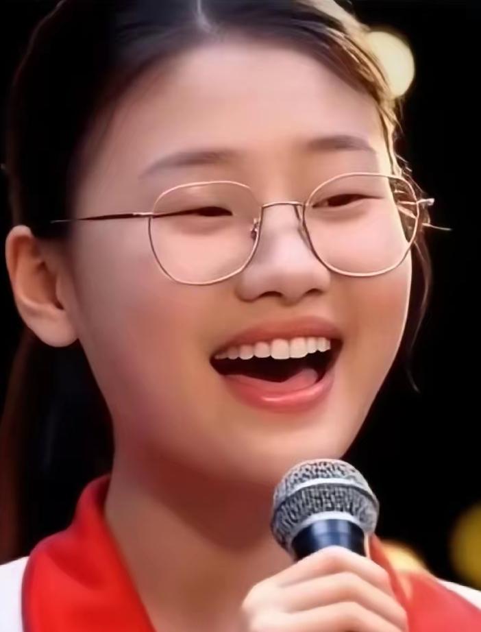毛甜懿，教员的第四代。
毛家后人，学习勤奋，生活简朴。谁能想到，毛甜懿出场的标配