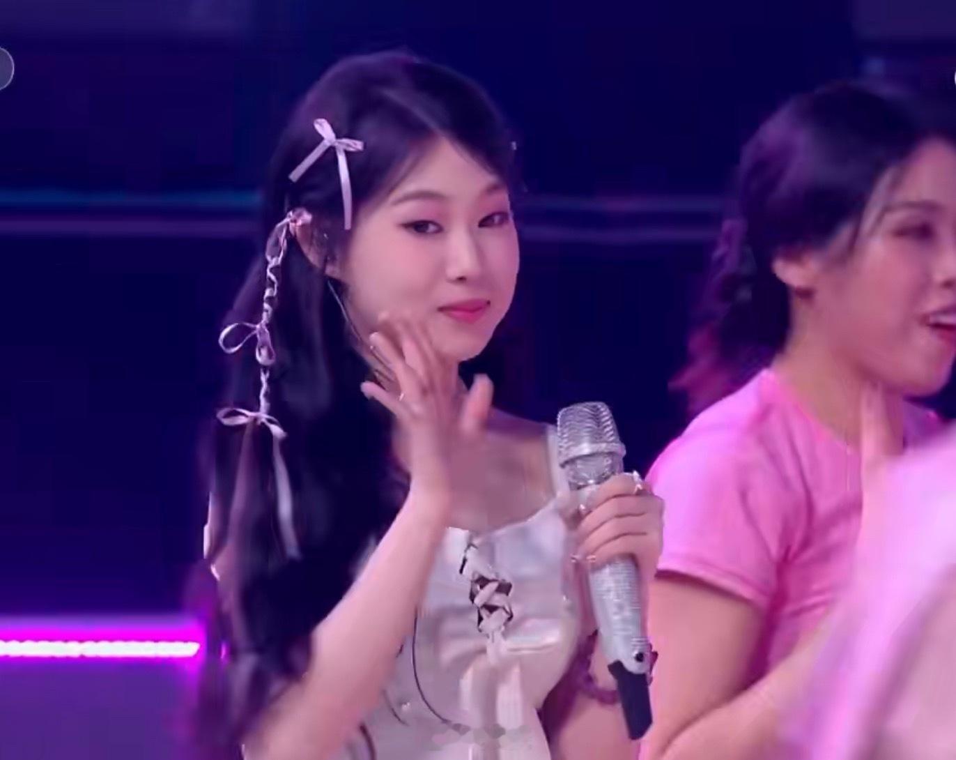 小沈阳唱完之后被闺女沈佳润抬走，笑疯了，沈佳润唱神曲美美桑内啦～ ​​​