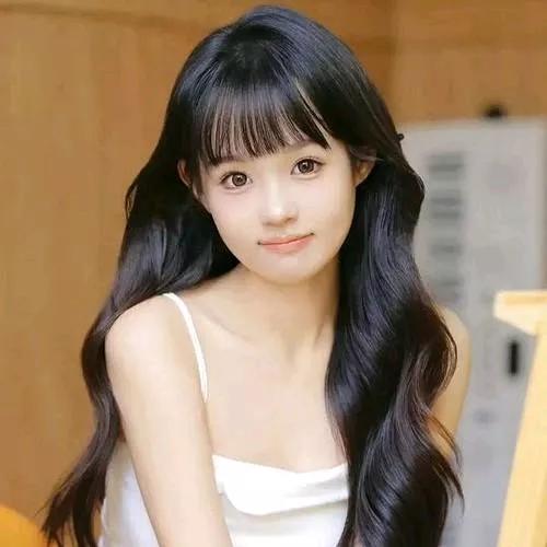 甜美少女，长发飘飘，清新可爱，自然妆容，完美呈现！自然清新美少女 自然甜系少女 