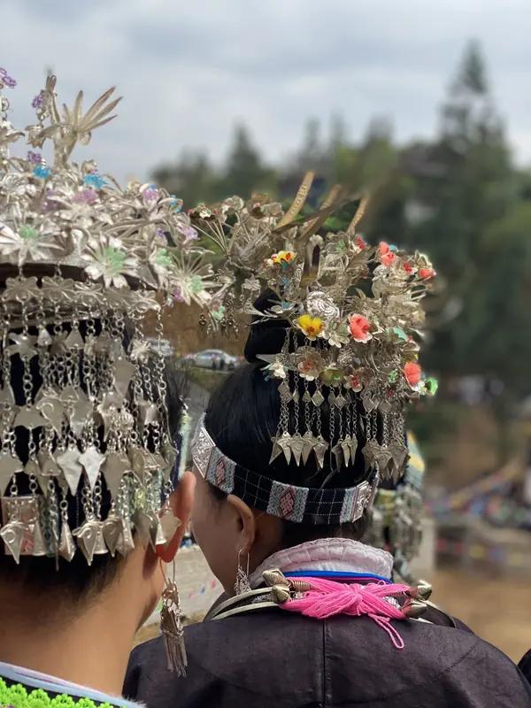 老挝有大量与中国境内少数民族同人种的群体，并非典型的“南亚人种”。
 
老挝全国