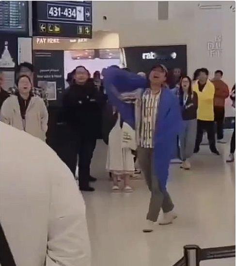 “丢人丢出国门！”沙特国际机场，一群中国游客因航班严重延误，竟高喊