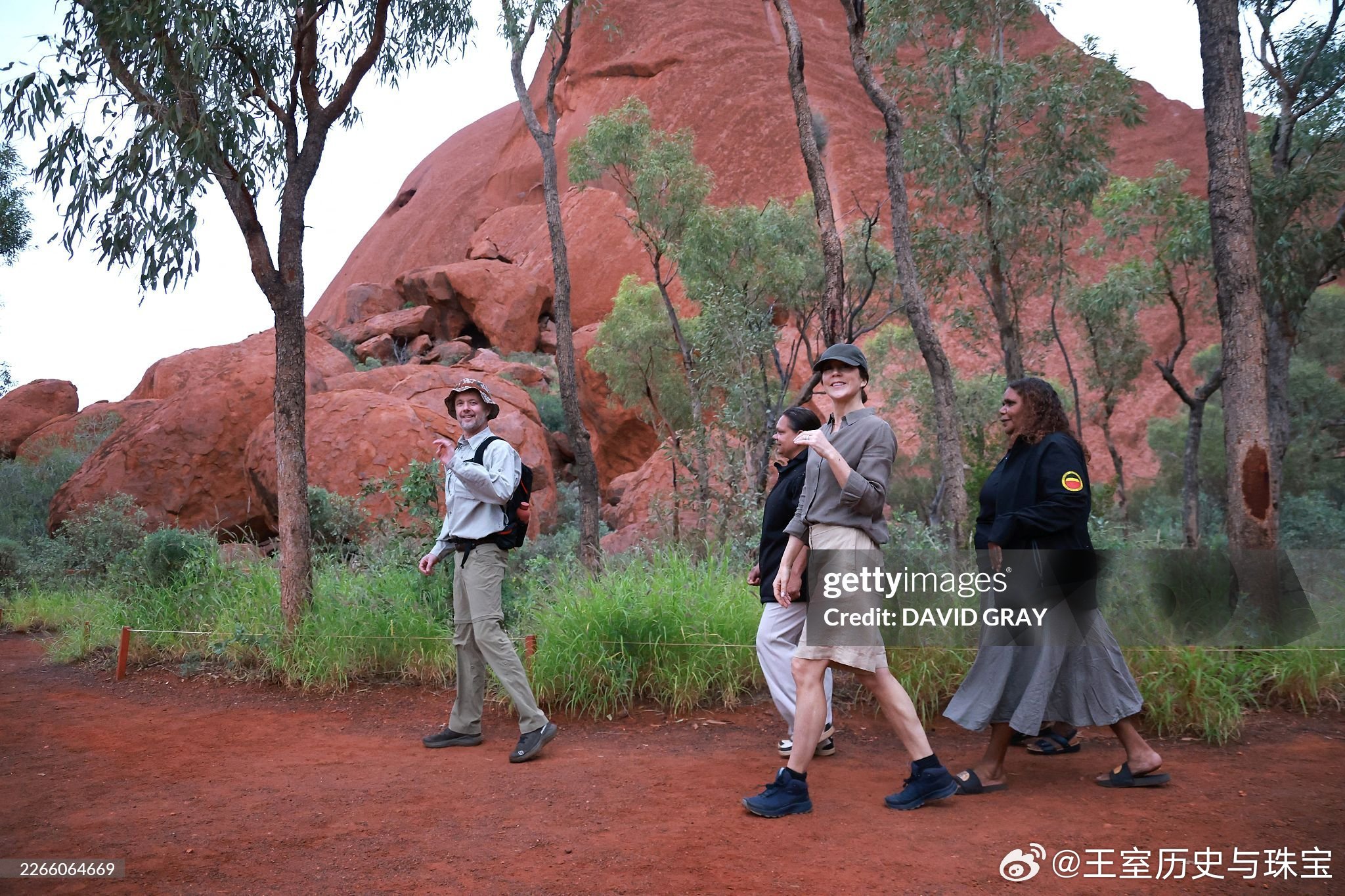 新闻 2026.3.15 丹麦国王夫妇继续访问乌鲁鲁，今天前往穆蒂朱鲁水潭进行徒