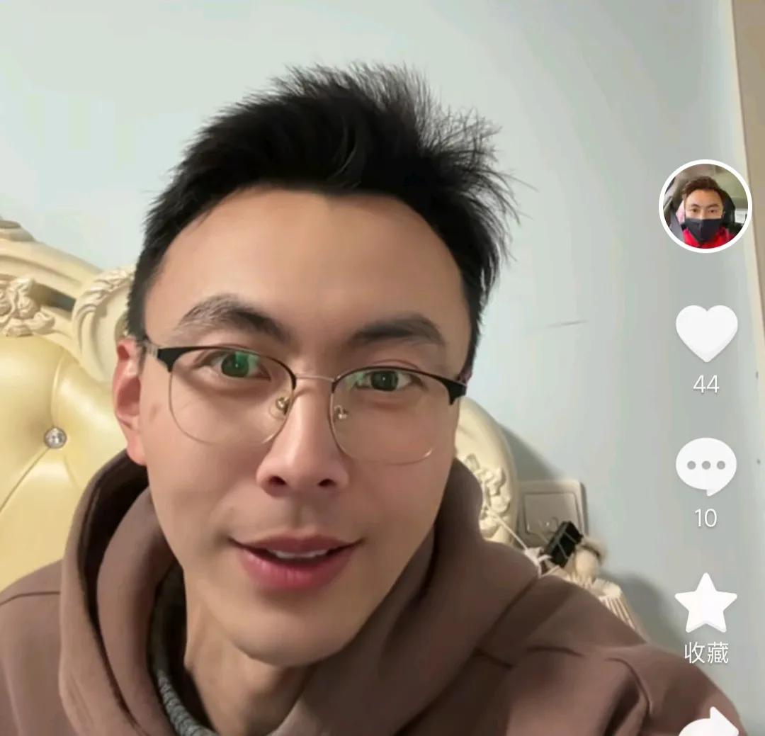 上海海港知名球迷邱少认为，上海申花教练组跟引援团队是真没眼光。
他在直播时表示，