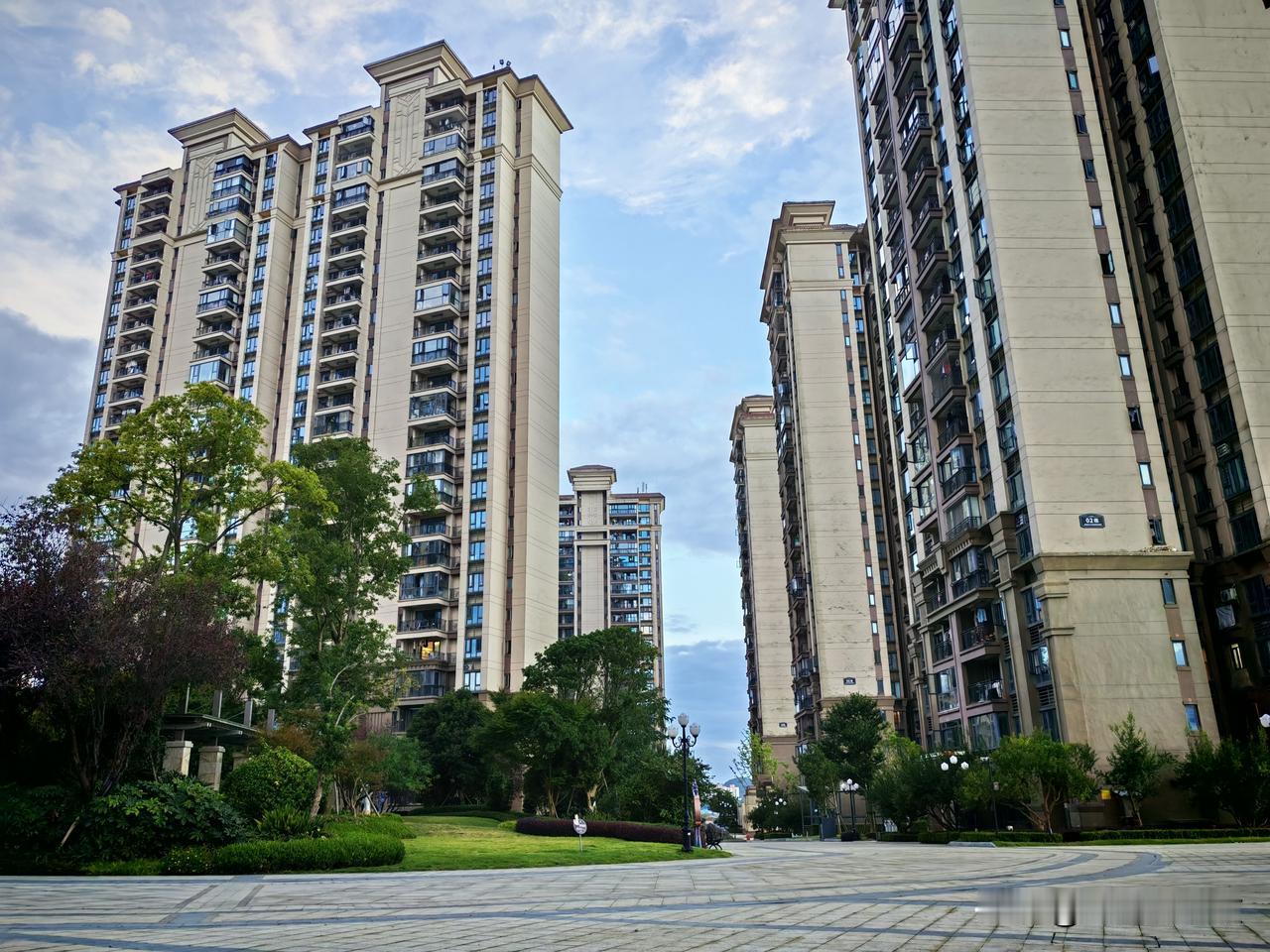 旅居贵州安顺，今天到贵阳来了。住在花溪大学城附近。明后天准备到黔灵山公园和青岩古