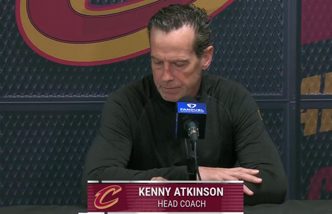 骑士队主教练阿特金森赛后赞扬詹姆斯：

“勒布朗能从一防到五，你无法在低位背打他