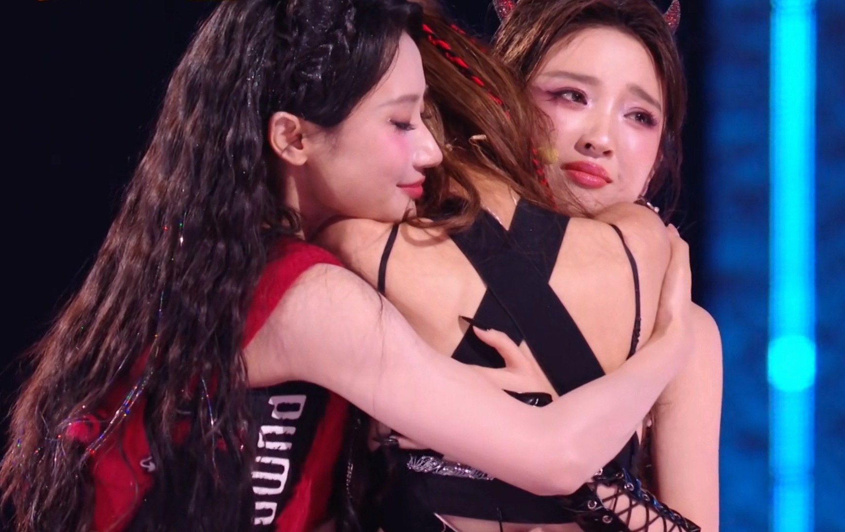 12个姐姐轮流拉票那段，真的完全镜头霸凌，20秒的时间大家甚至说不出一句完整的话