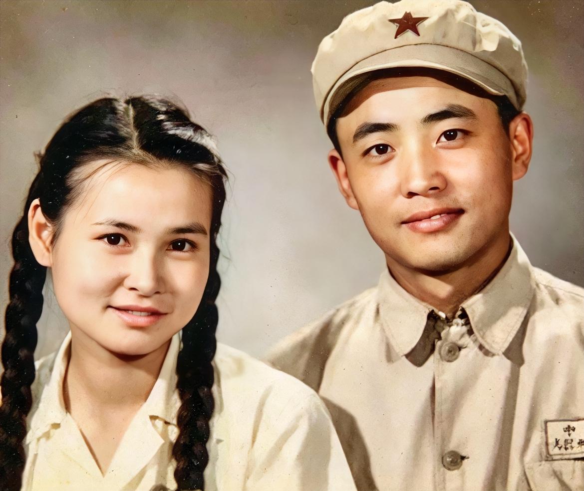 1953年，林徽因女儿梁再冰的结婚照，眼神灵动，遗传了母亲的颜值