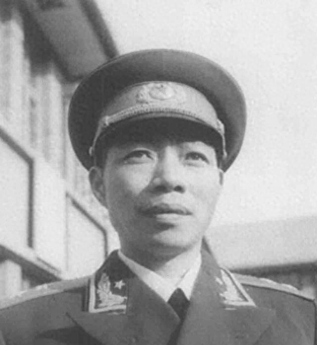 1975年毛主席审批军区干部任职方案，发现王辉球具体职务后，直接将副职提为正职！