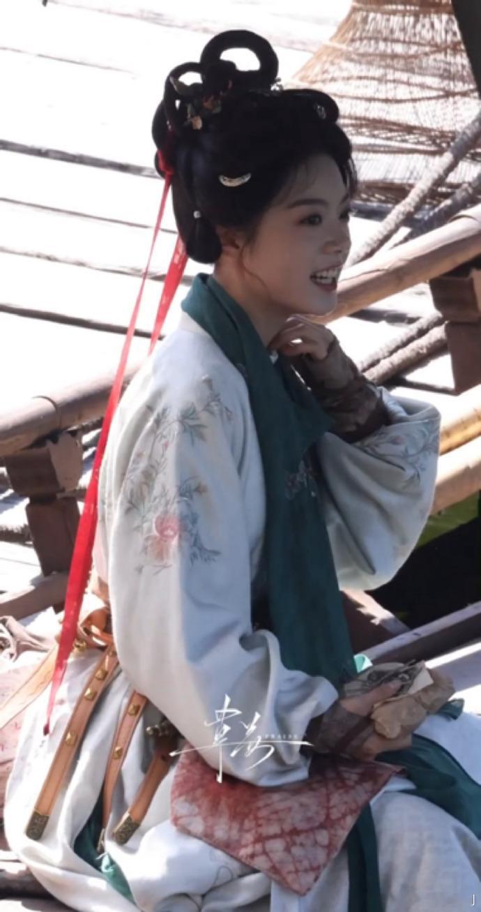 内娱新鲜人设！赵今麦女飞贼又灵又野，复古仙侠氛围直接戳中我。赵今麦小侠女造型赵今