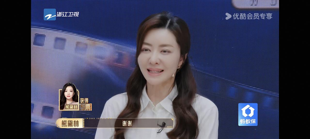 熊黛林也来参加演员培训班了。45 岁，还是那么美。吴镇宇、曾志伟都与她合作过，当