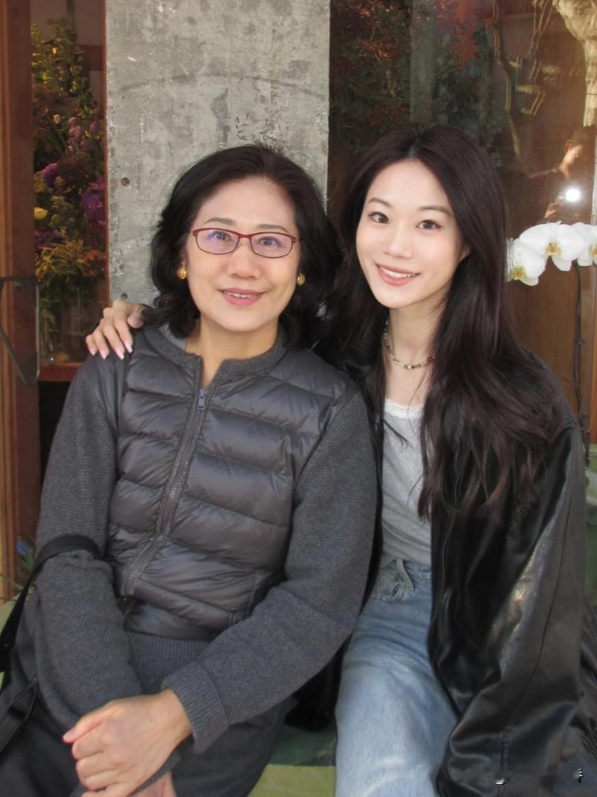 妈妈60岁，爸爸走得早，作为独生女，我挺支持妈妈找个老伴搭伙过日子。儿女再孝顺，