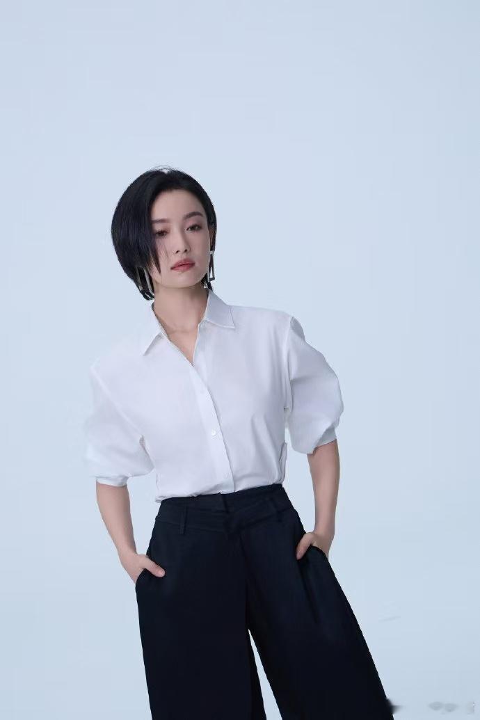 丝域全球品牌代言人倪妮 今日官宣新代言，太适配了！基础款造型穿出独特韵味，利落干