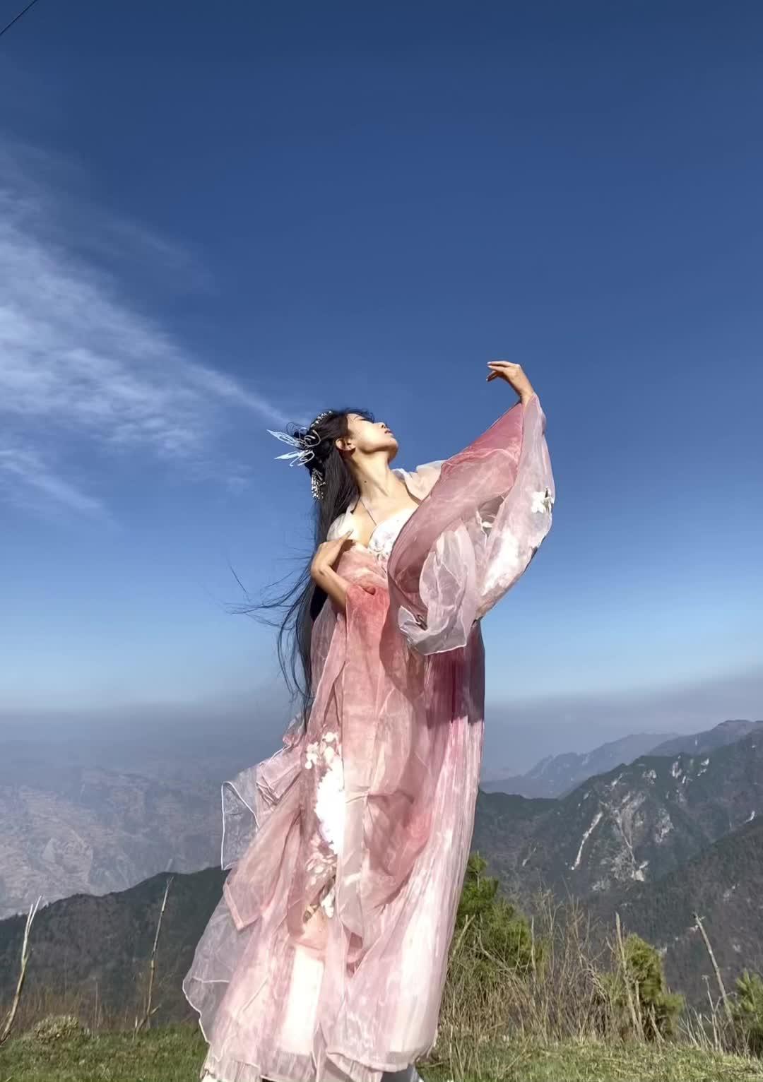 “柳下闻瑶琴，起舞合一曲。”