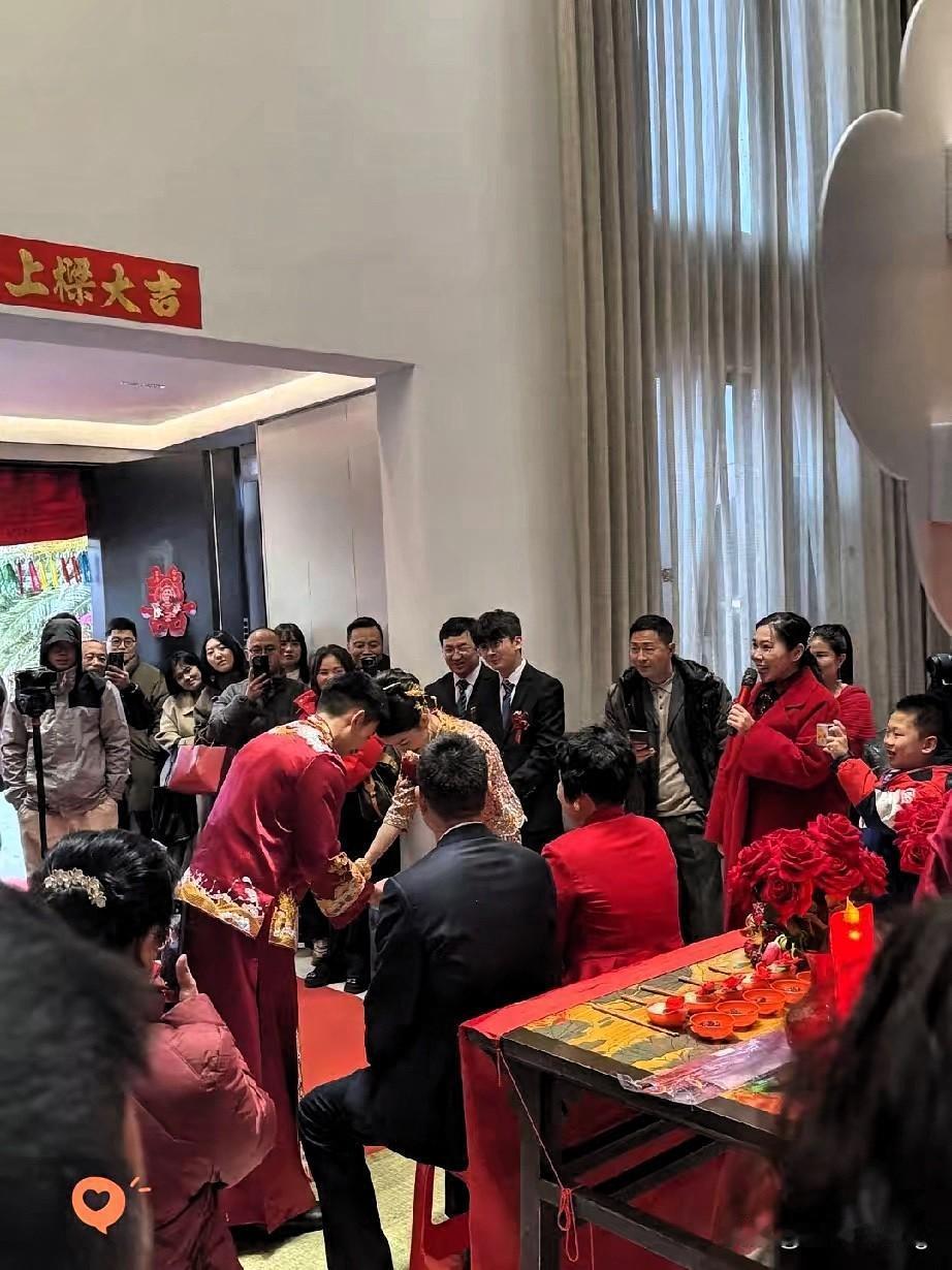 婚礼现场婆婆当场喊停！这波操作简直太解气了！敬茶改口本是图个吉利的仪式，结果新娘