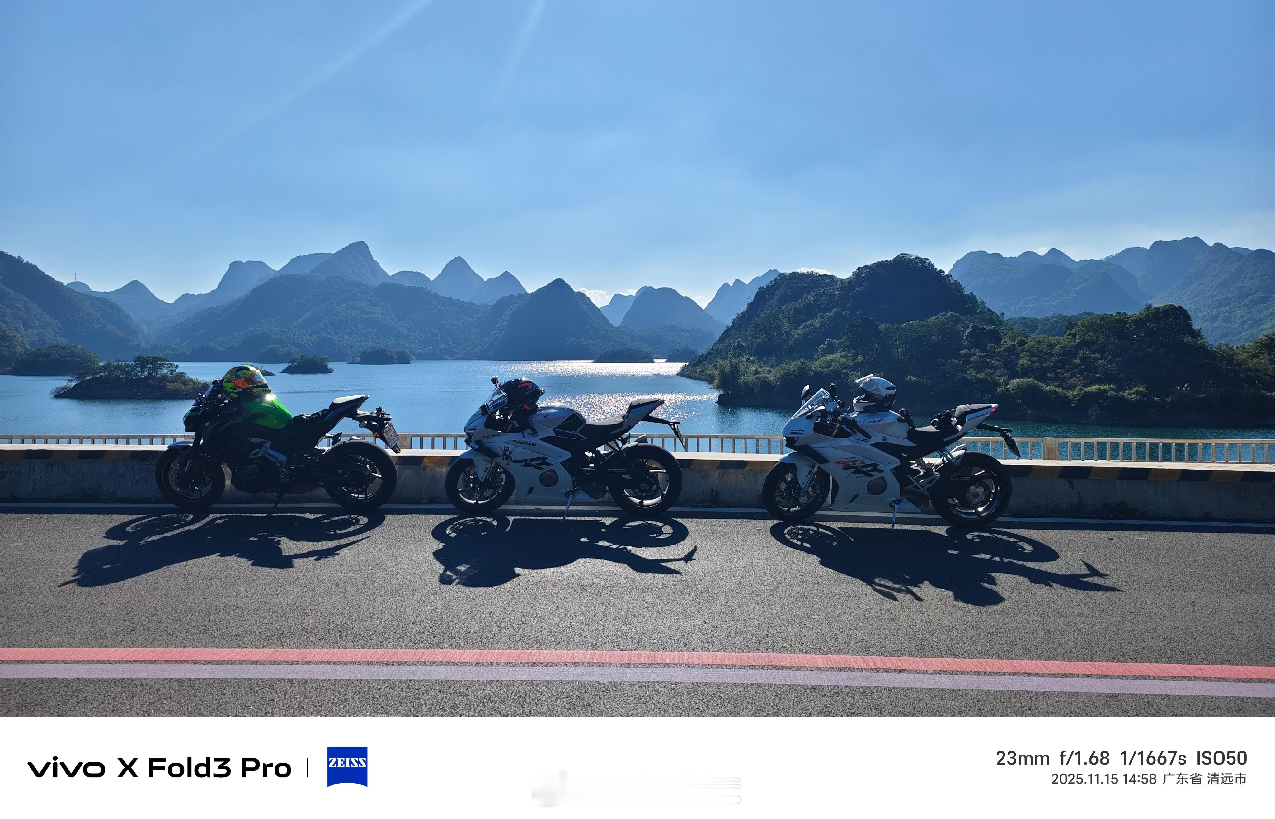 油门一拧，烦恼清零！高速路的风与桃花湖的景撞了个满怀。张雪机车载着周末的快乐，赴