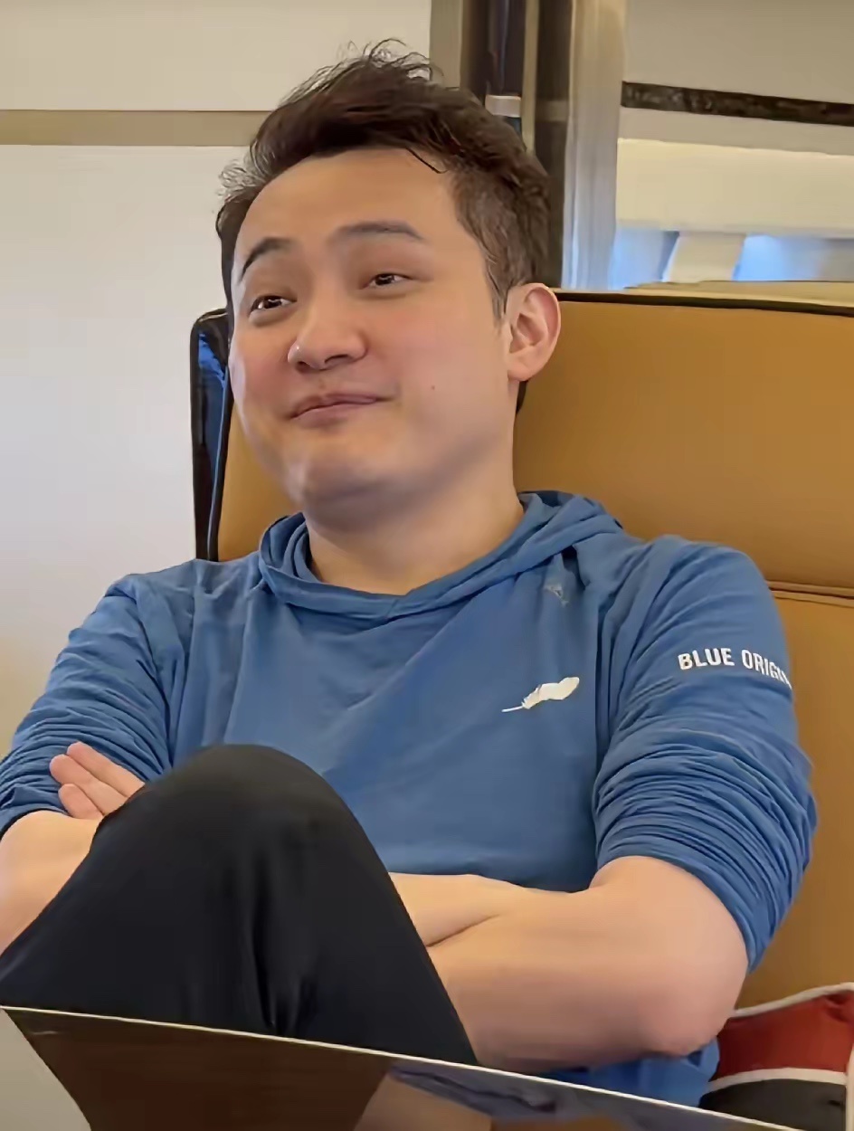 大家有没有发现，孙宇晨长的有点像贾宝玉，是贾宝玉的扮演者欧阳奋强，眉眼真的有点像