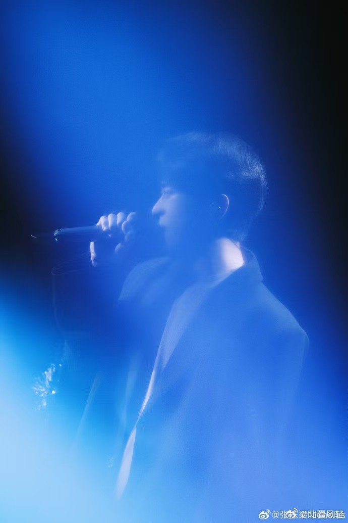 张栋梁现场给歌迷扫码转账 张栋梁这也太暖啦！现场掏出手机给歌迷扫码转账补红包，主