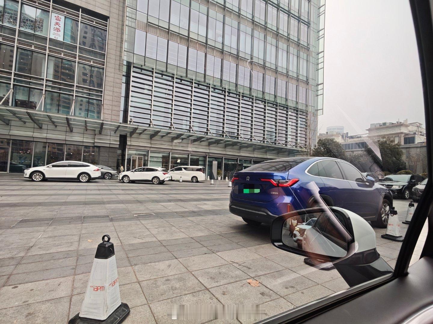 还能回归么，这设计是真酷，欧翼门相比特斯拉model x小巧很多，不容易遇到尴尬