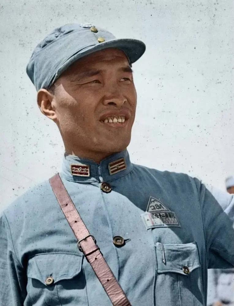 抗战时期，国民革命军第29军的一名军官，胸口三角形臂章上的29A，代表国民革命军
