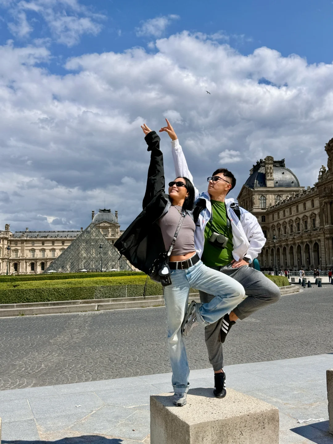 时髦夫妻旅游拍照打卡
