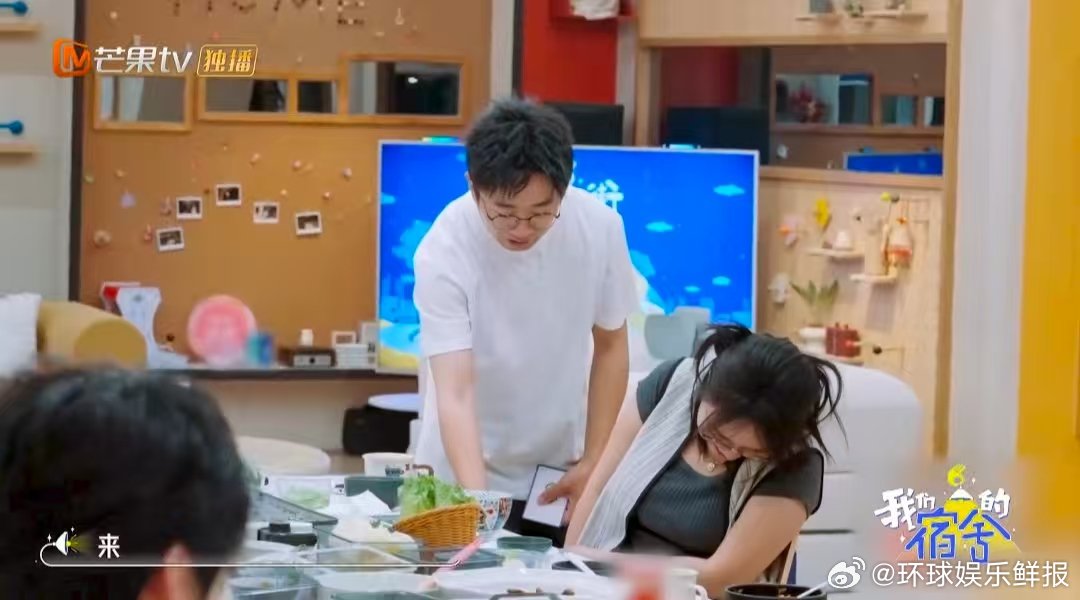 别人玩游戏章若楠在卖萌我们的宿舍 红黑牌游戏现场笑到打鸣！章若楠举着“2”的小手