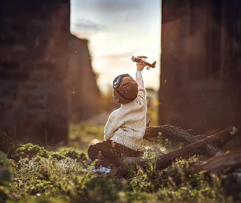 幸福是多面的，它是疲惫回家时那盏明灯、热乎饭菜，是爱人陪伴、孩子环绕的温馨，是工