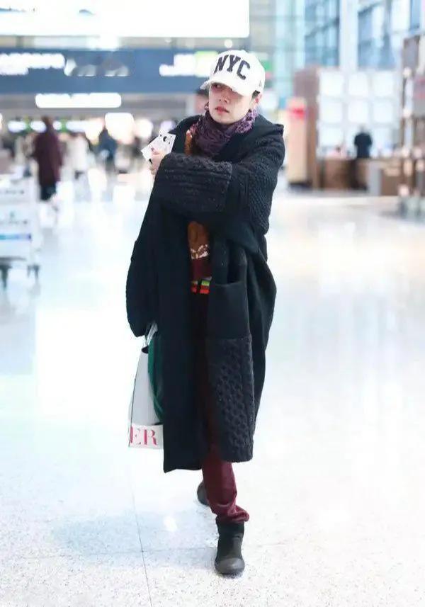 被马伊琍机场造型惊呆了，一般人hold不住！一条深红色的长裤搭配一双黑色雪地靴，