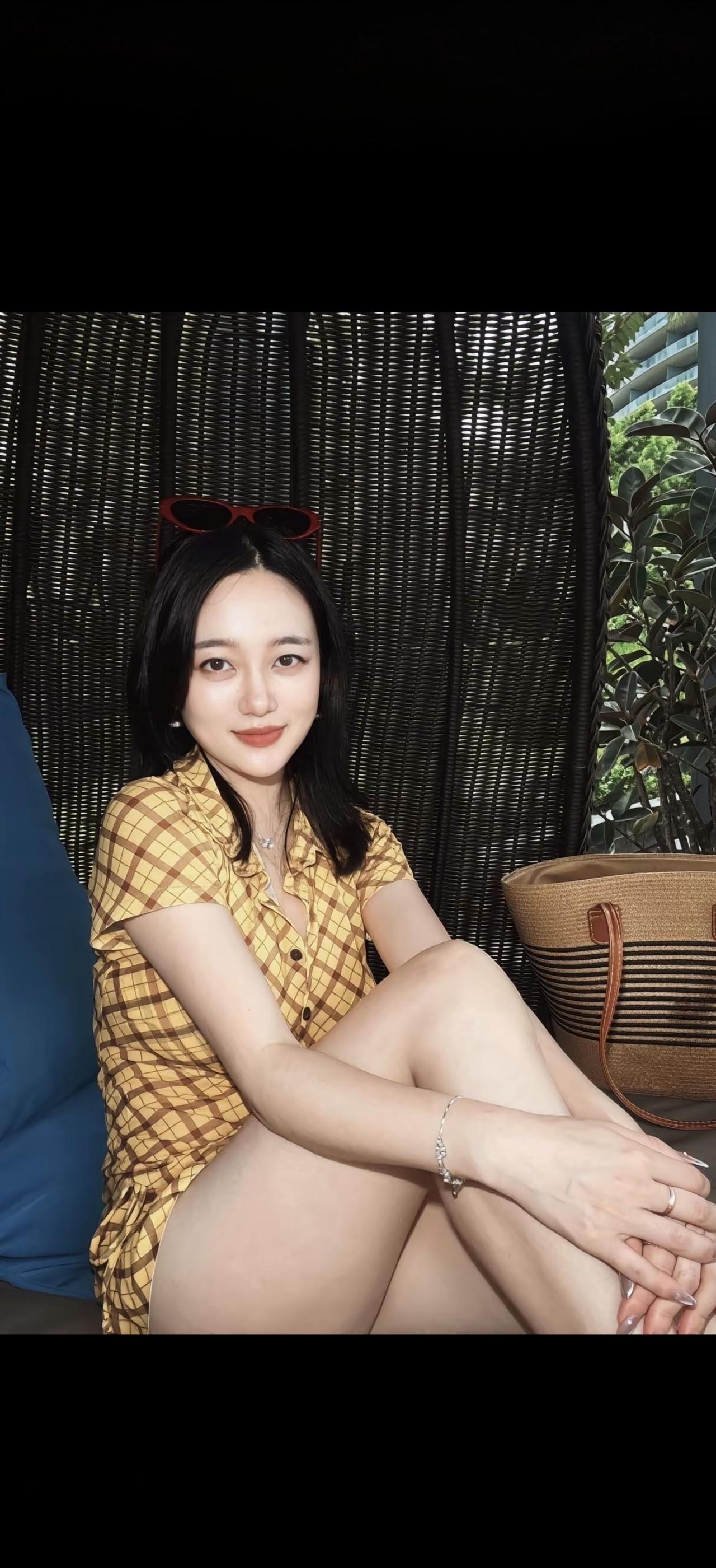 竹影摇曳间，佳人笑语生。