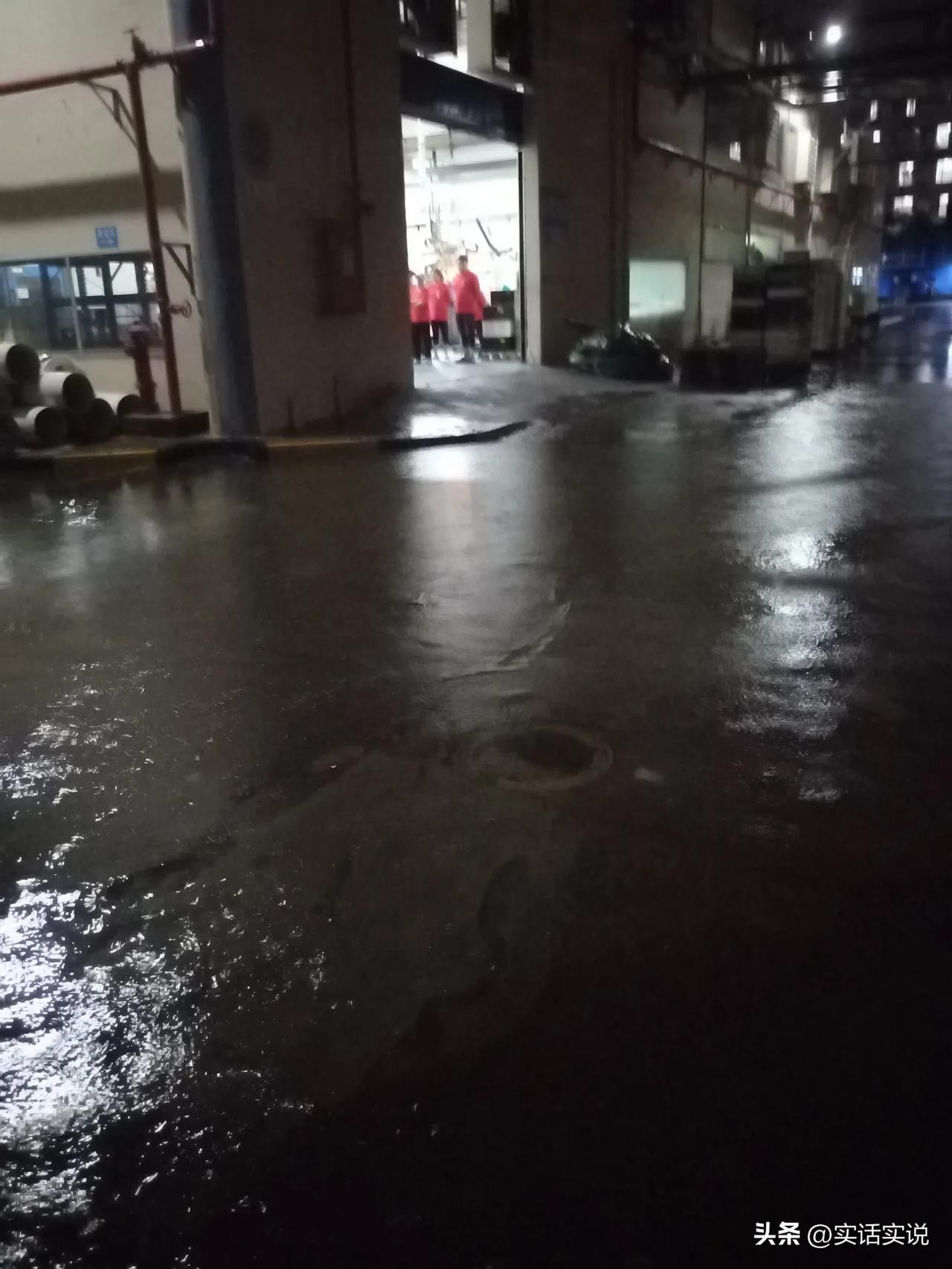 南沙这个地方，一下雨就被淹。
被淹也就算了，每次都淹到我们工厂。
淹工厂也就算了